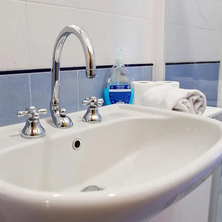 Spacious In With Balcony Apartment *