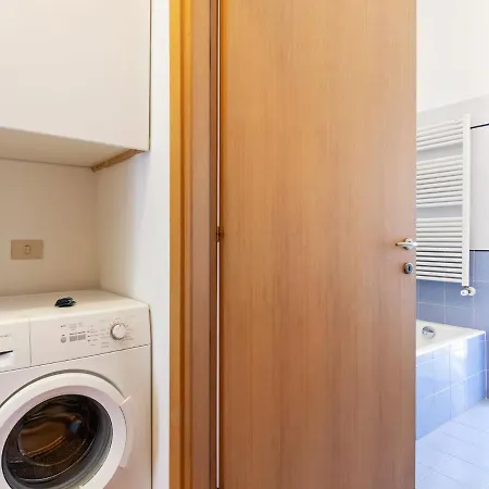 Spacious In With Balcony Apartment *